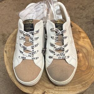 White Girls size 3.5 Vintage Havanas 

READ FULL DESCRIPTION